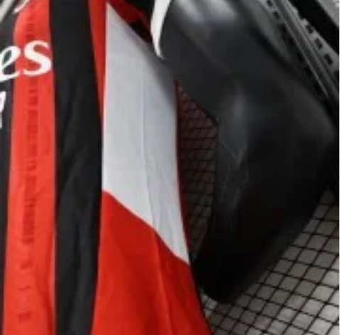 قميص لاعب نادي ميلان الإيطالي الأساسي 24/25 - إصدار اللاعب